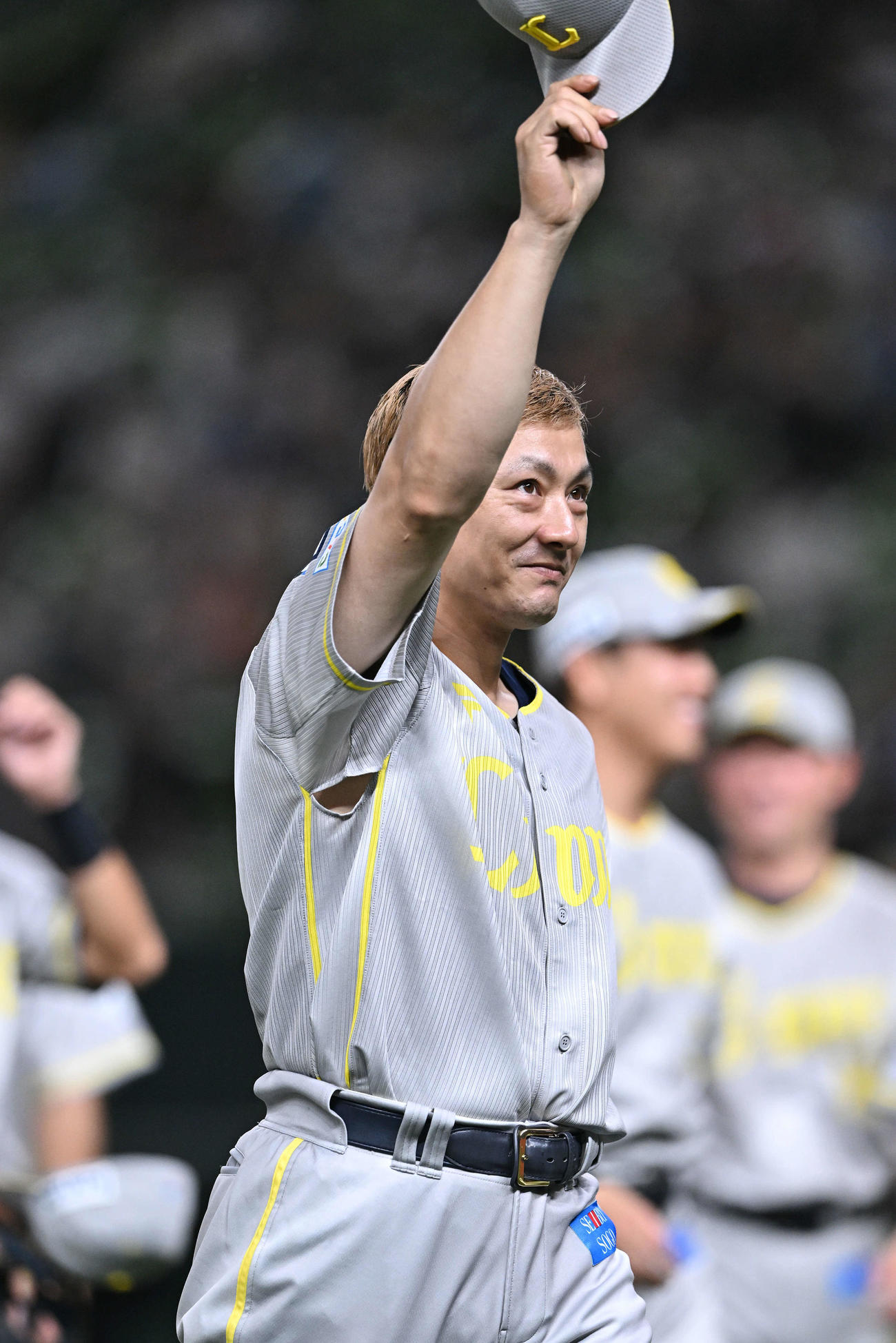 西武対ソフトバンク　試合に勝利しファンに手を振る西武栗山（撮影・滝沢徹郎）