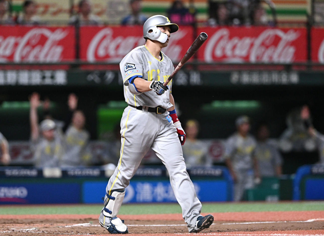 西武対ソフトバンク　4回裏西武2死一、三塁、栗山は右越え3点本塁打を放ち、歩きながら打球の行方を見つめる（撮影・滝沢徹郎）