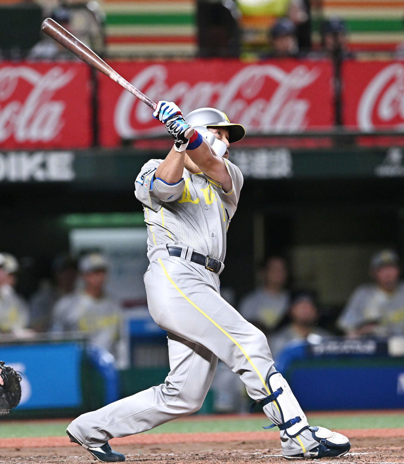 西武対ソフトバンク　4回裏西武2死一、三塁、栗山は右越え3点本塁打を放つ（撮影・滝沢徹郎）