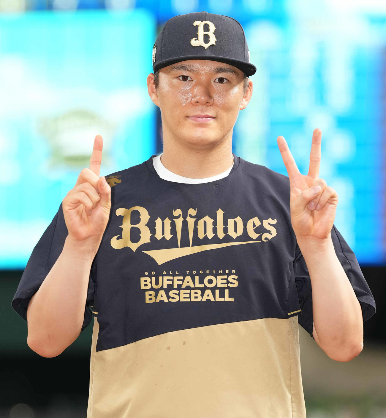 西武対オリックス　7回無失点で12勝目のオリックス山本は指で12を作る（2023年8月23日撮影）