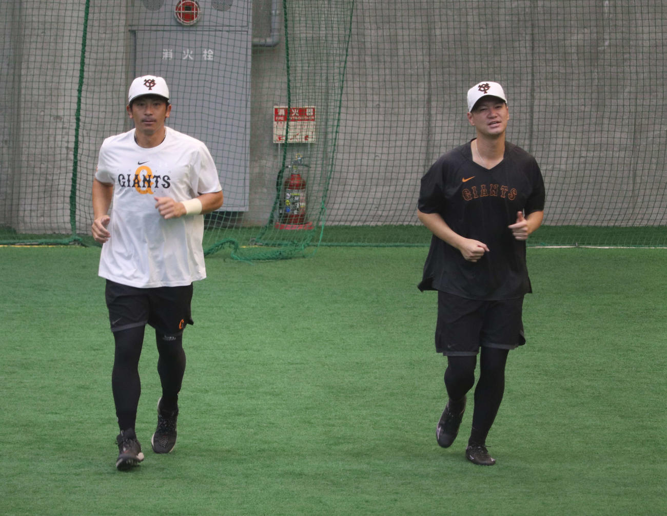 ジャイアンツ球場で調整した巨人松田（左）と鈴木康（右）（撮影・小早川宗一郎）