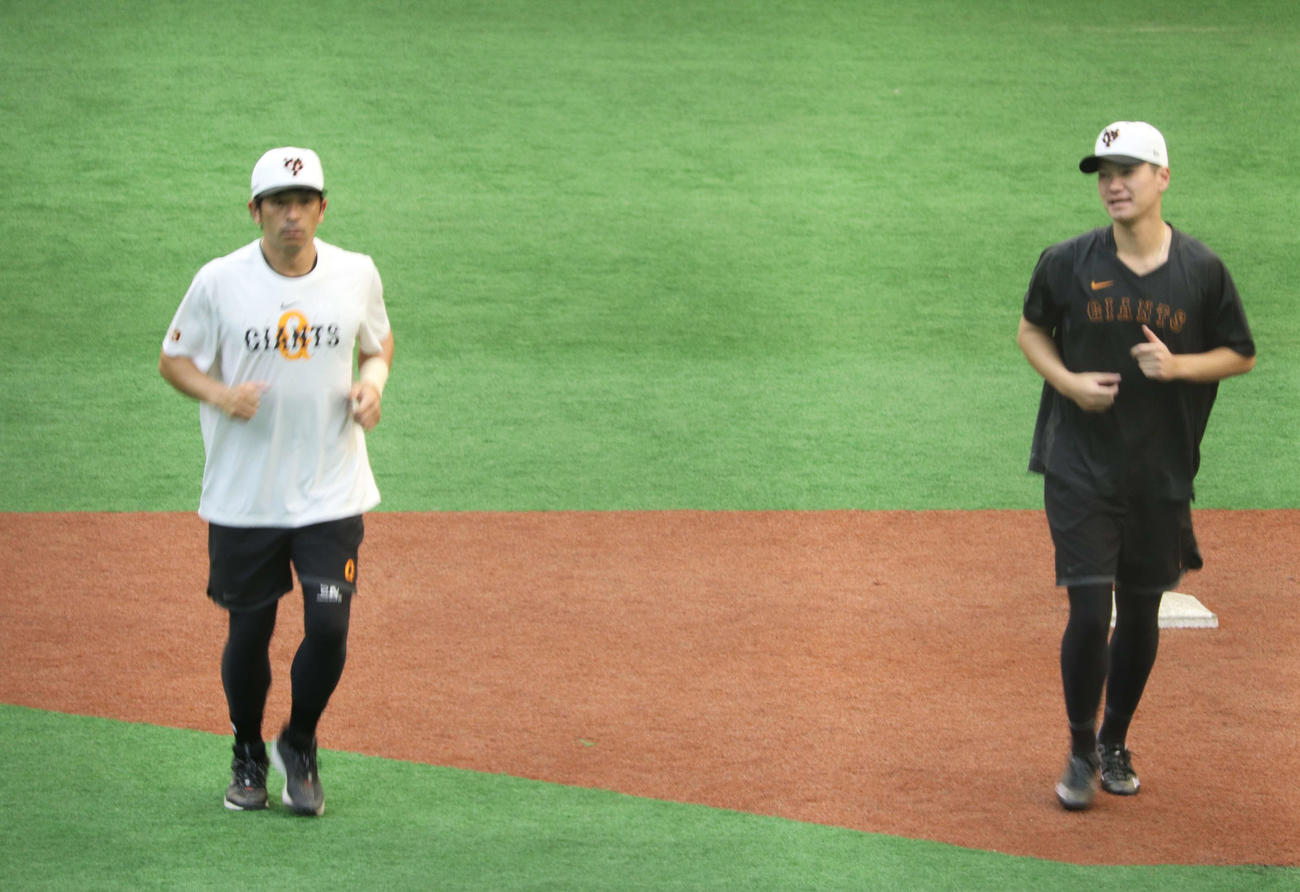ジャイアンツ球場で調整した巨人松田（左）と鈴木康（右）（撮影・小早川宗一郎）