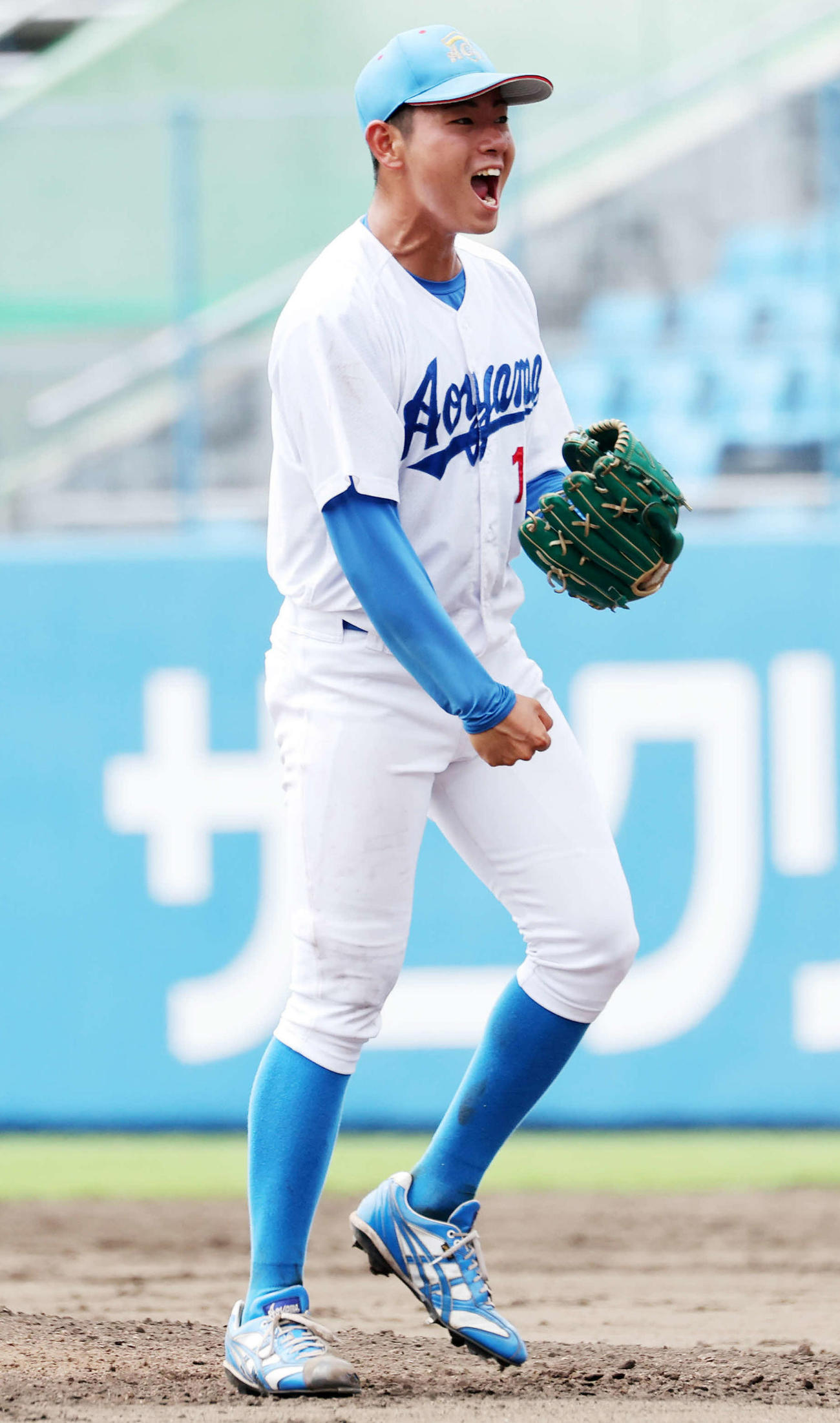 青学大対中大　完投勝利しガッツポーズで雄たけびを上げる青学大・下村（撮影・鈴木正人）