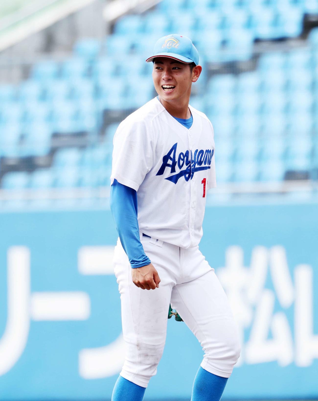 青学大対中大　完投勝利し笑顔を見せる青学大・下村（撮影・鈴木正人）