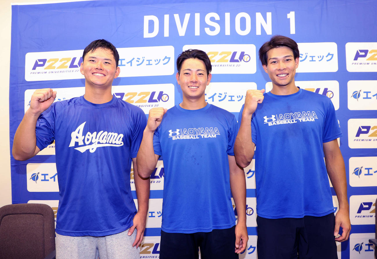 青学大対中大　勝利しガッツポーズする、左から青学大・渡部、下村、中島（撮影・鈴木正人）