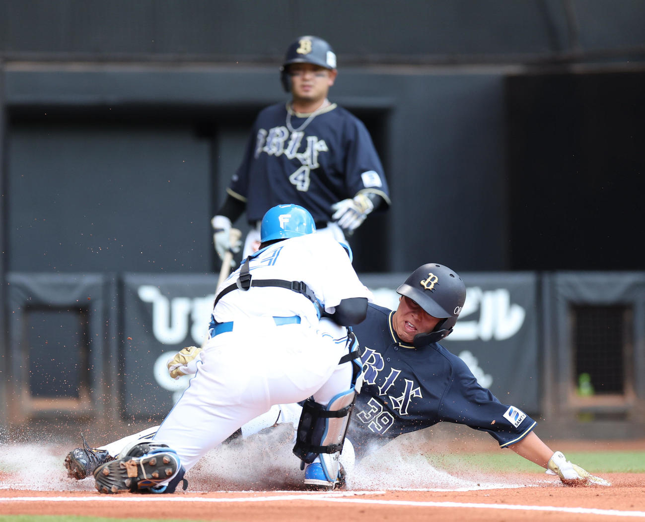 日本ハム対オリックス　1回表オリックス1死二塁、中川圭の左前適時打で生還する池田（撮影・佐藤翔太）