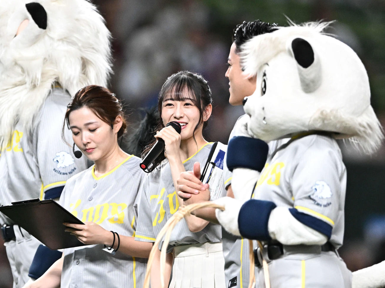 1日の西武対ソフトバンクでセレモニアルピッチに臨む乃木坂46の向井葉月（中央）