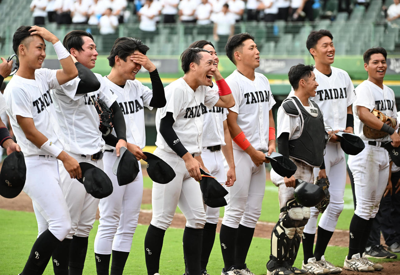 大体大対大産大　大産大に勝利し笑顔を見せる大体大ナイン（撮影・石井愛子）