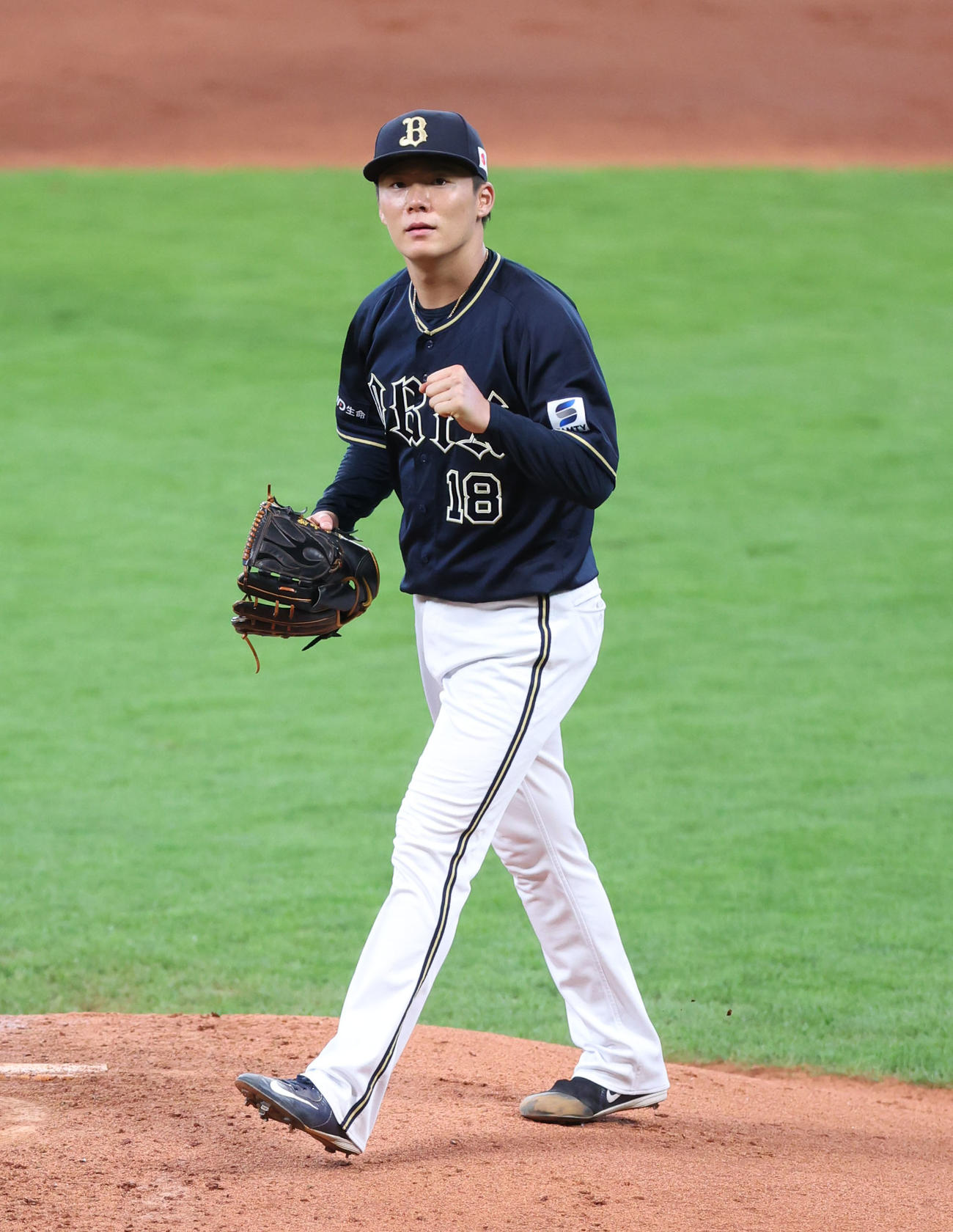 日本ハム対オリックス　6回裏日本ハム1死一塁、細川を併殺に仕留めガッツポーズをする山本（撮影・佐藤翔太）