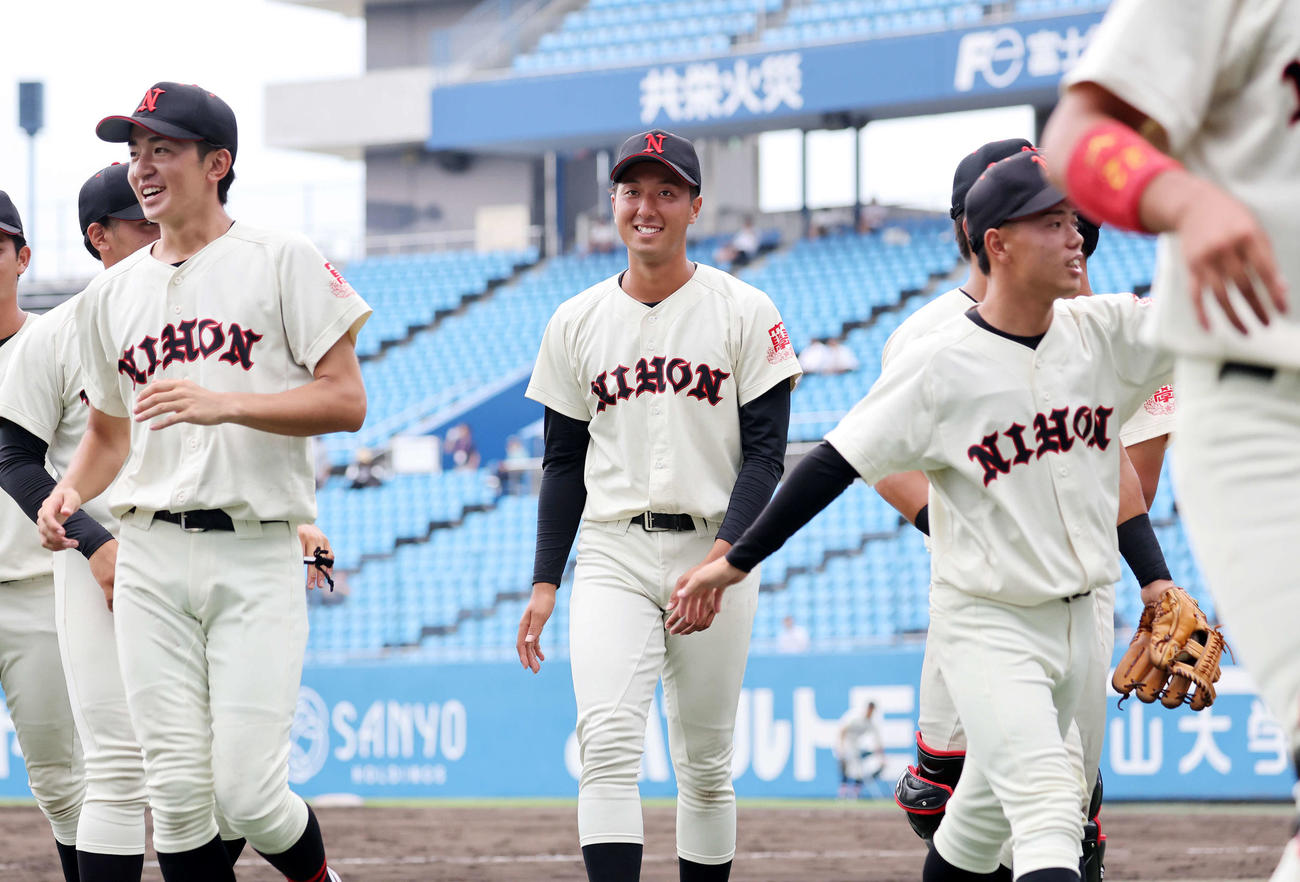 日大対国学院大　勝利し笑顔を見せる日大・市川（中央）（撮影・鈴木正人）