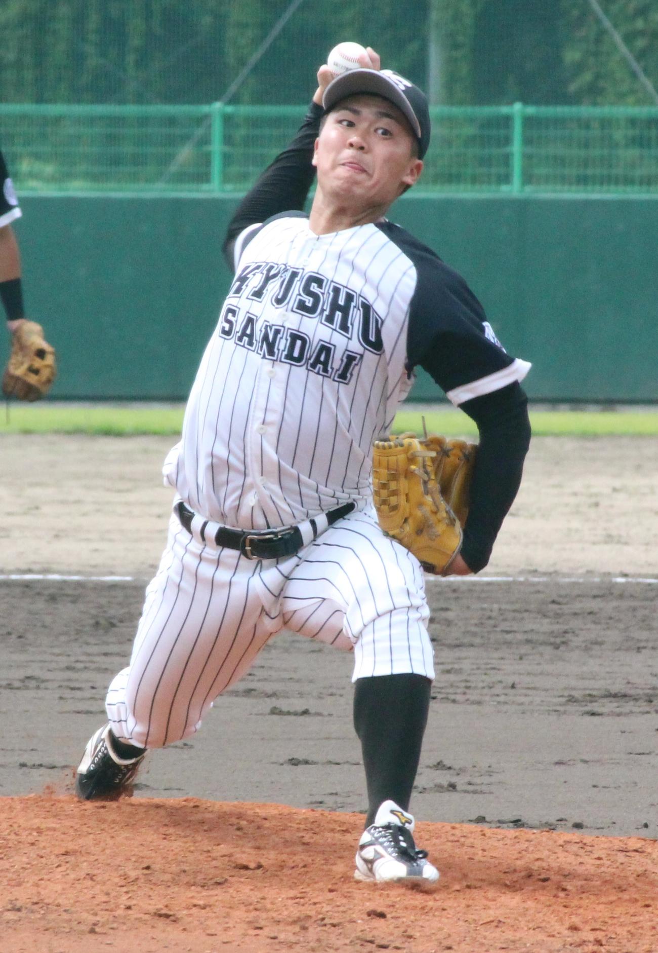 九工大対九産大　5回に登板して力投する九産大・楠本宏武投手（撮影・菊川光一）