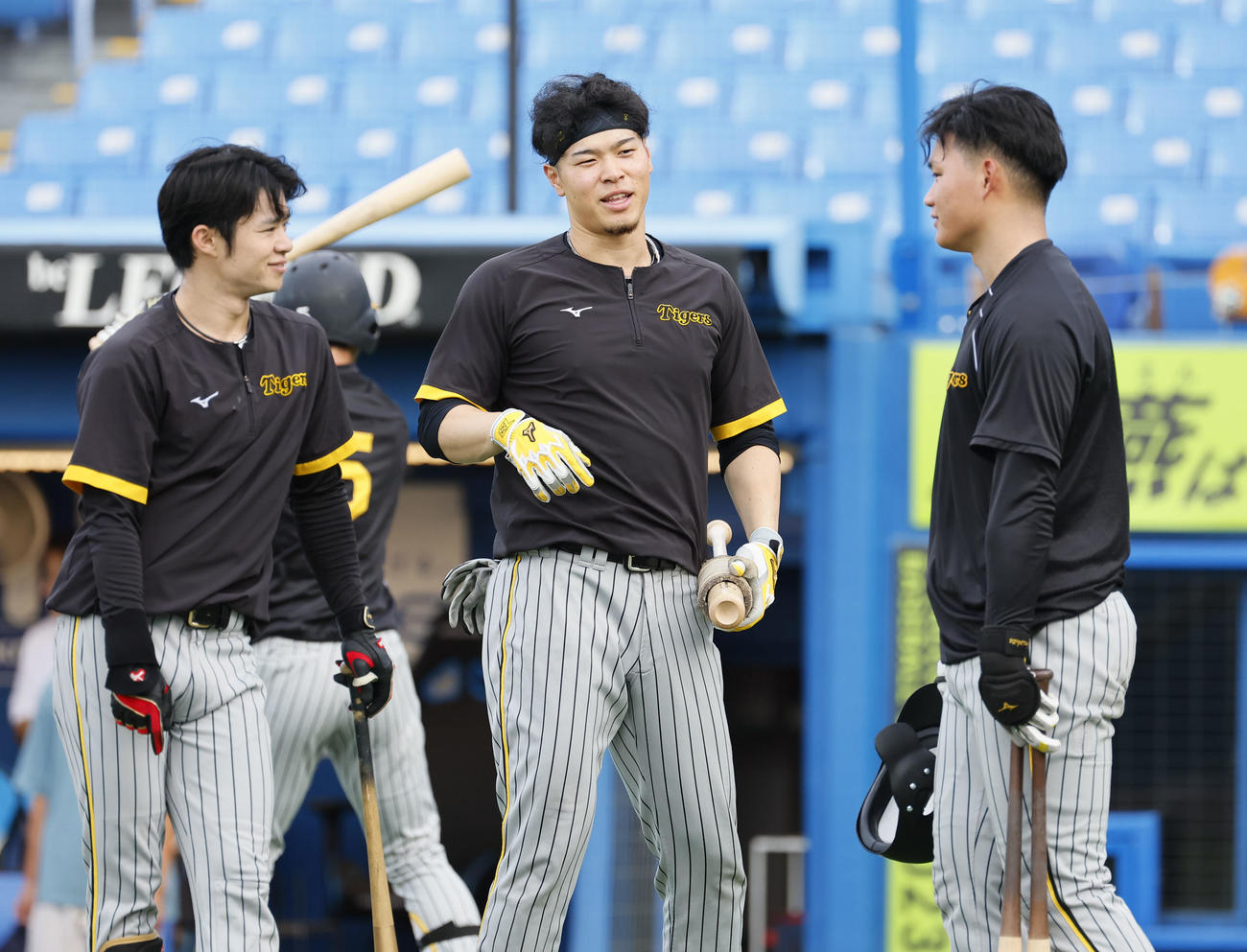 ヤクルト対阪神　談笑する（左から）阪神中野、佐藤輝、森下（撮影・藤尾明華）