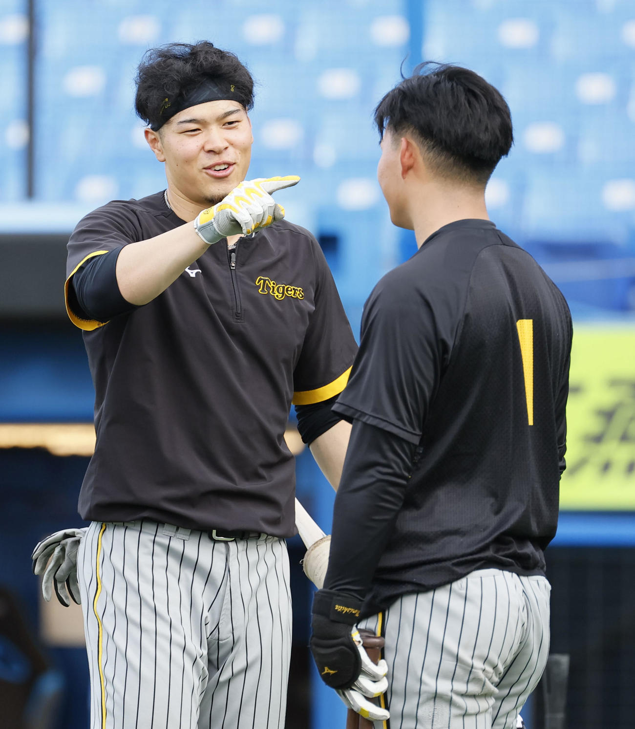 ヤクルト対阪神　森下と談笑する阪神佐藤輝（撮影・藤尾明華）