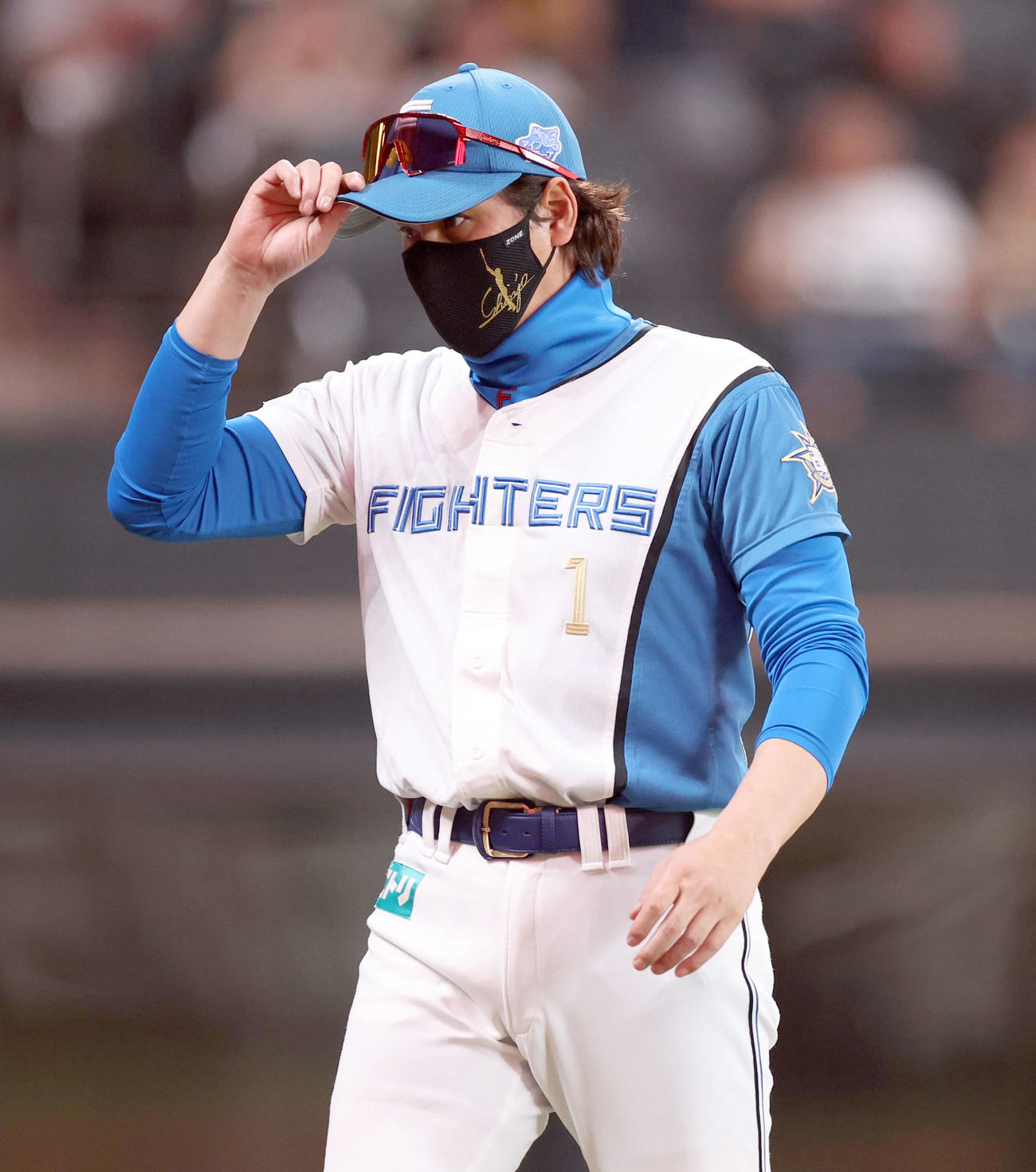 日本ハム対オリックス　選手交代を告げベンチに戻る日本ハム新庄監督（撮影・佐藤翔太）