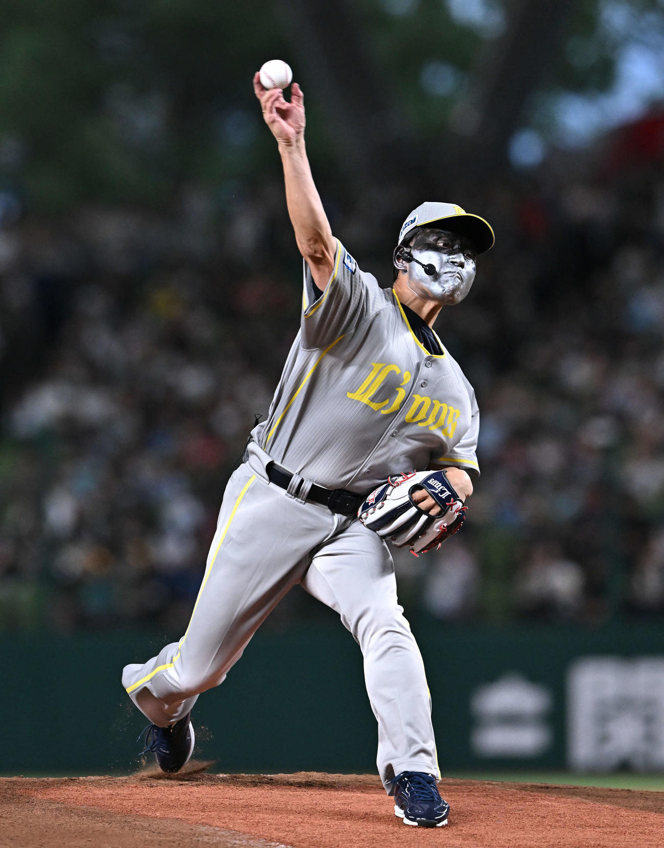 西武対ソフトバンク　セレモニアルピッチで投球するオードリー春日俊彰（撮影・滝沢徹郎）