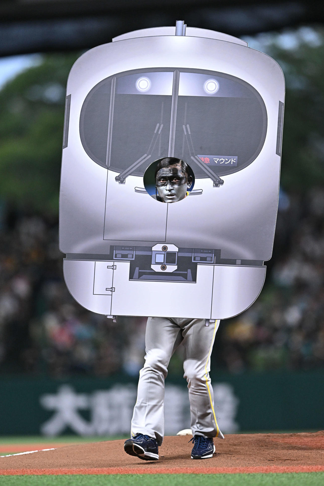 西武対ソフトバンク　セレモニアルピッチを終えたオードリー春日俊彰は電車の張りぼてから顔を出して引き揚げる（撮影・滝沢徹郎）