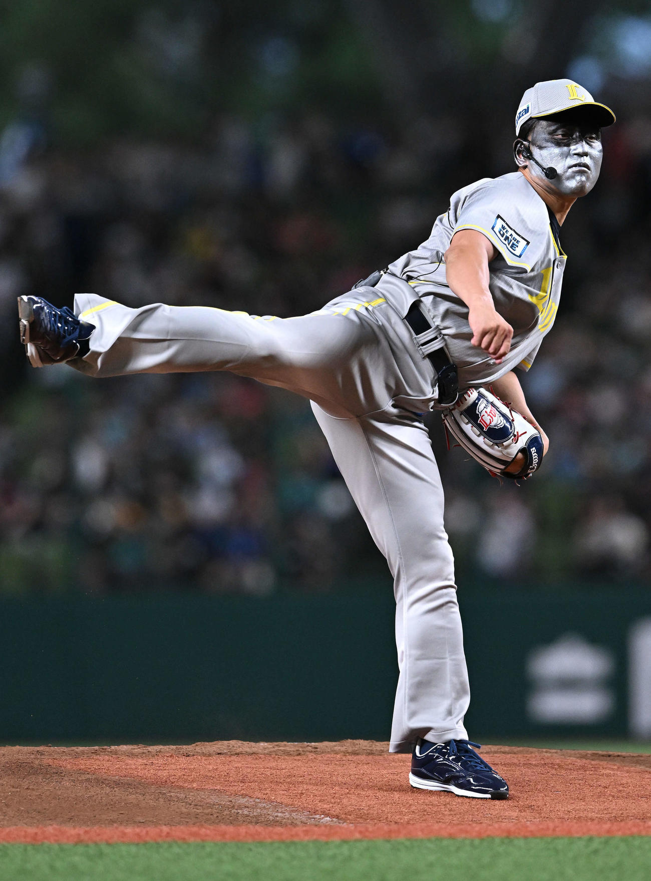 西武対ソフトバンク　セレモニアルピッチで投球するオードリー春日俊彰（撮影・滝沢徹郎）