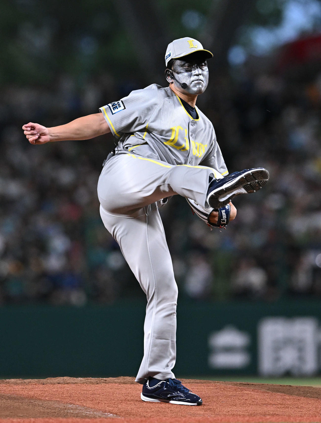 西武対ソフトバンク　セレモニアルピッチで投球するオードリー春日俊彰（撮影・滝沢徹郎）