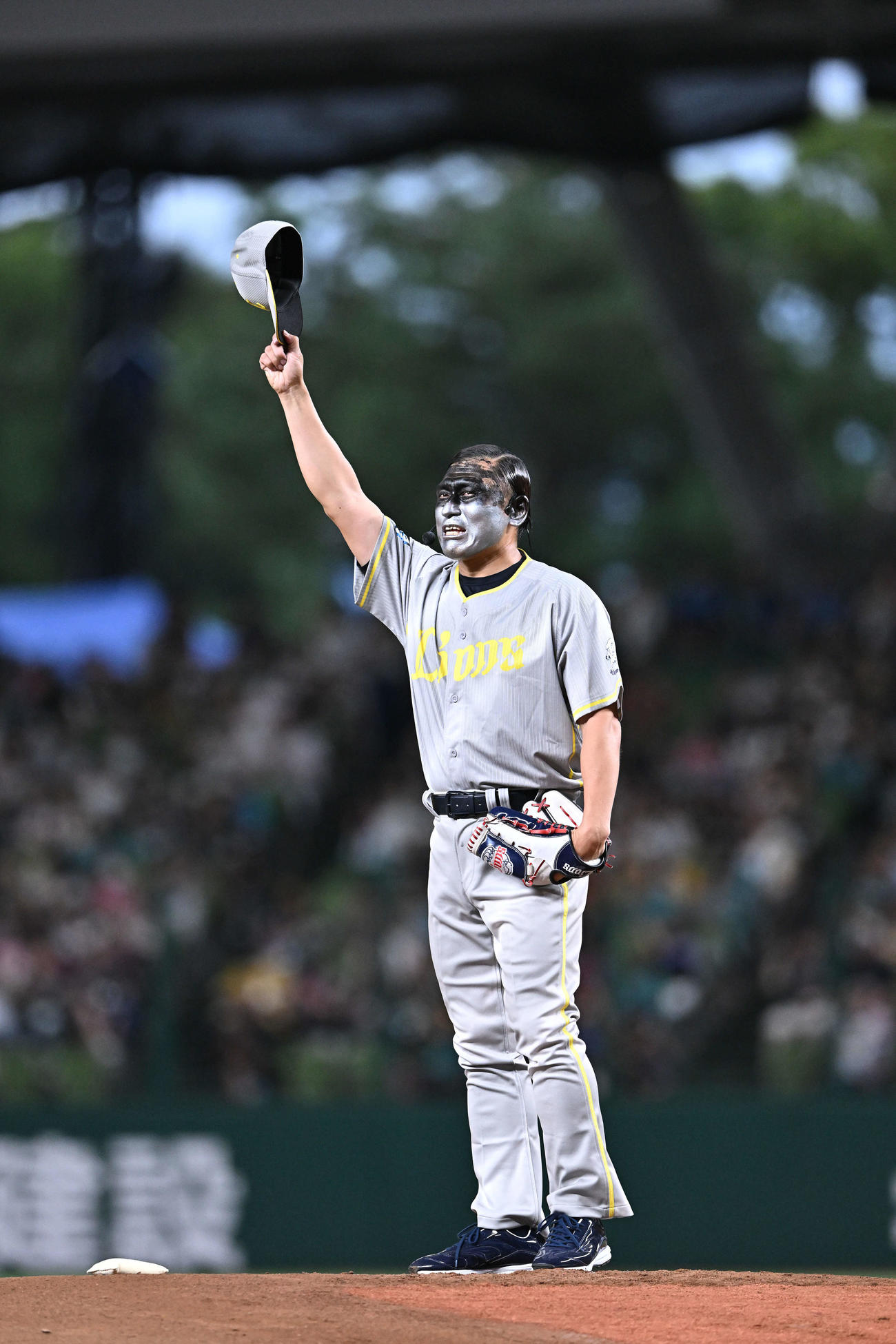 西武対ソフトバンク　セレモニアルピッチを終えファンに手を振るオードリー春日俊彰（撮影・滝沢徹郎）