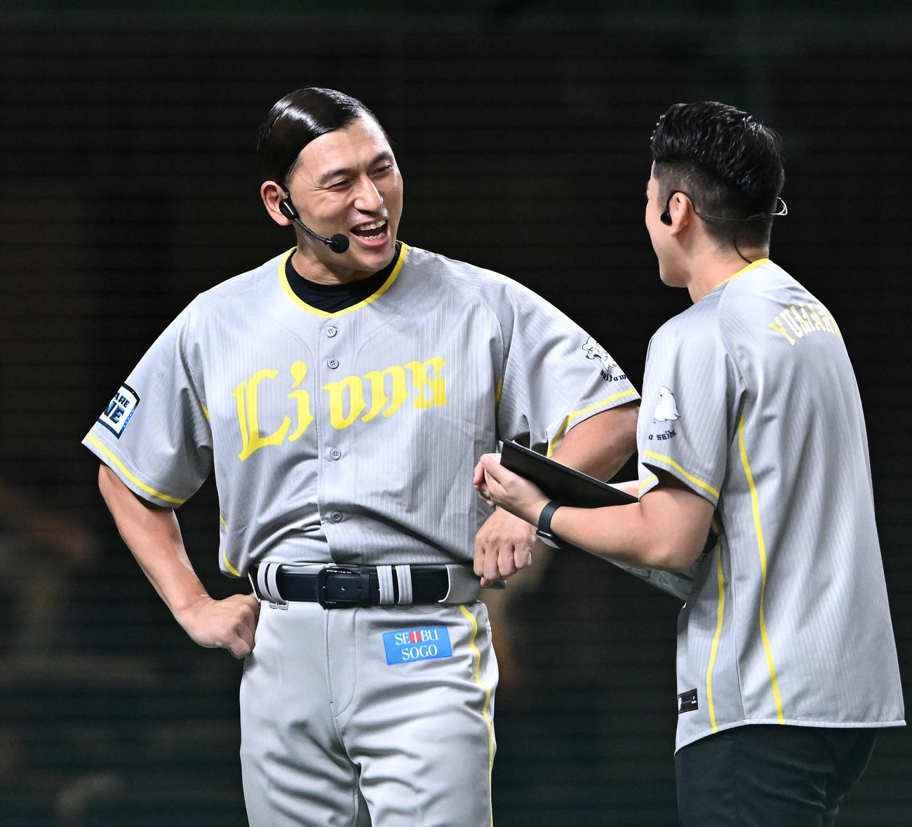 西武対ソフトバンク　セレモニアルピッチを前にトークするオードリー春日俊彰（撮影・滝沢徹郎）