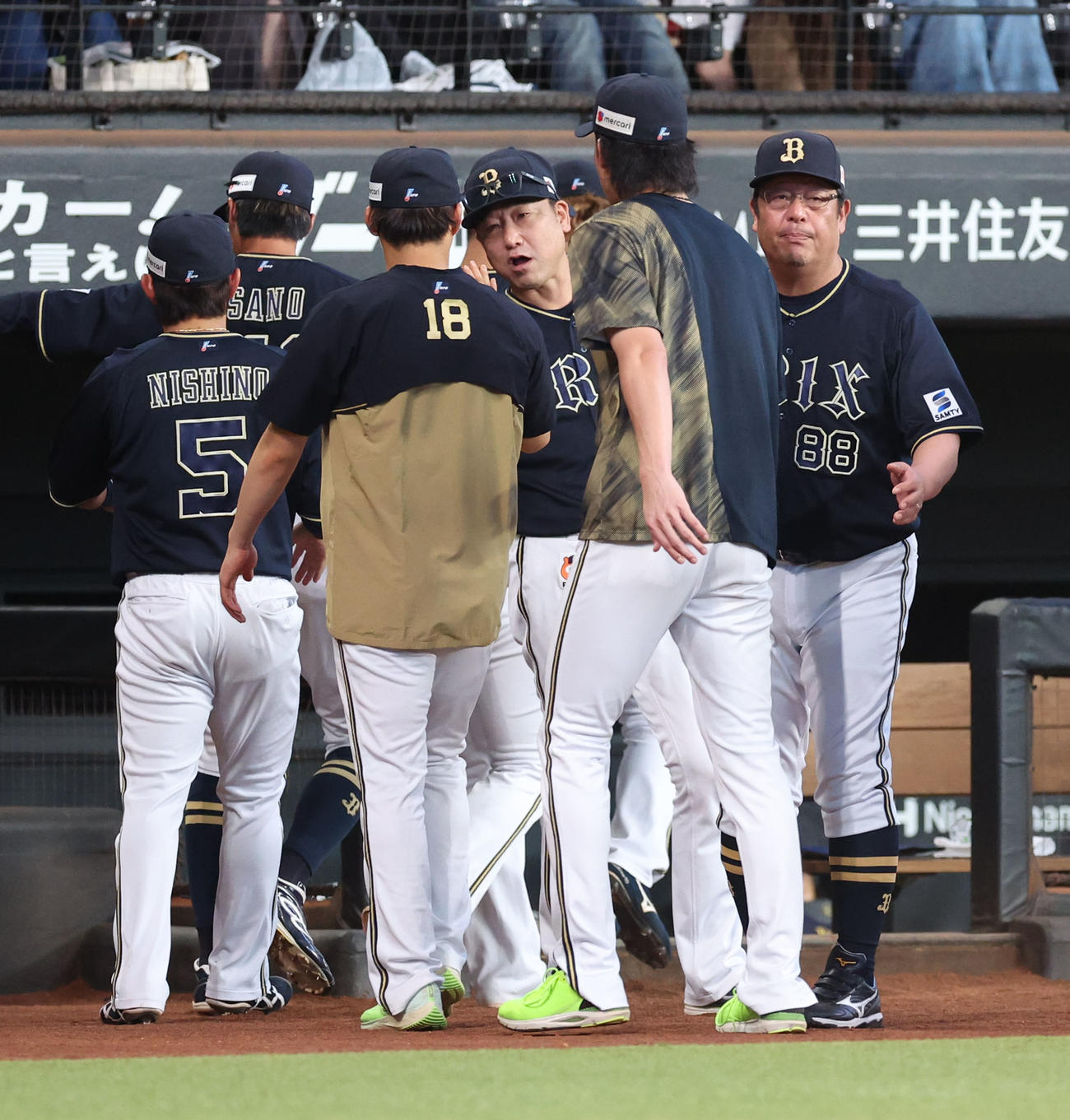 日本ハム対オリックス　試合終了後、オリックス山本（左手前）を出迎える中嶋監督（撮影・佐藤翔太）