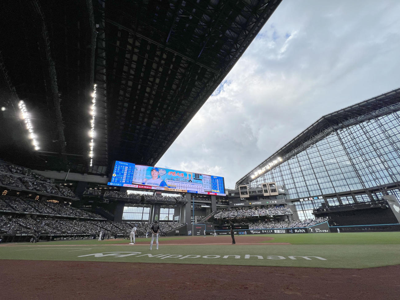日本ハム対オリックス　雨のため急遽屋根をしめるエスコンフィールド北海道（撮影・佐藤翔太）