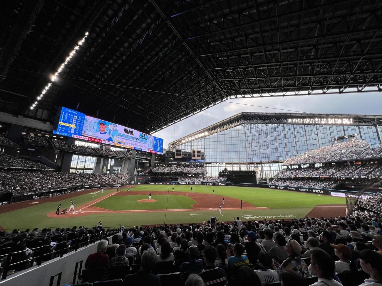 日本ハム対オリックス　雨のため急遽屋根をしめるエスコンフィールド北海道（撮影・佐藤翔太）
