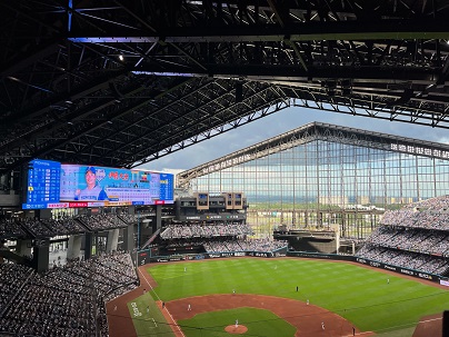 日本ハム対オリックス　雨のため試合中に屋根が閉まり出すエスコンフィールド（撮影・永野高輔）