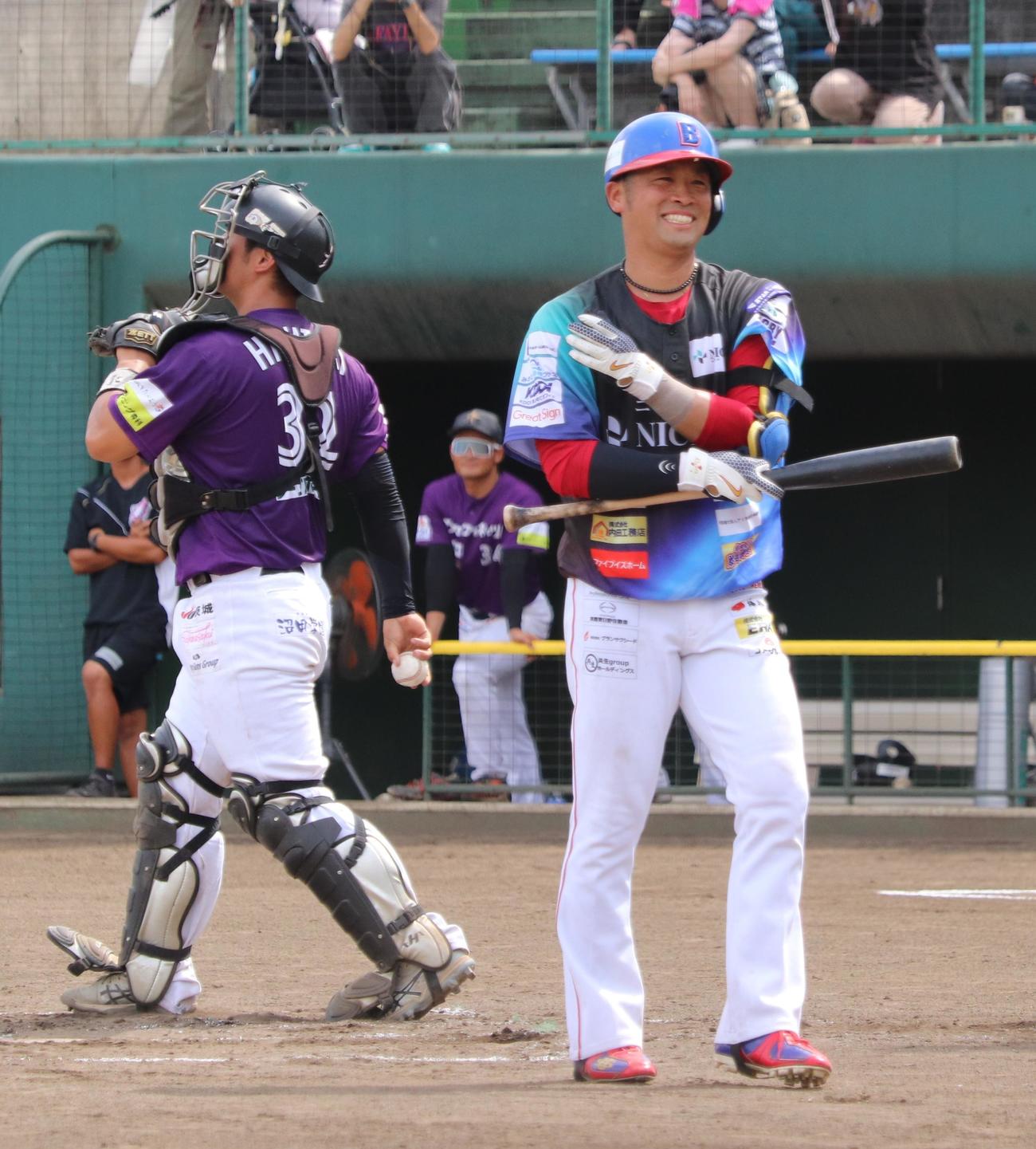 BC・埼玉対BC・茨城　1回裏BC・埼玉1死一塁、四球を選んだ清田（右）（撮影・古川真弥）