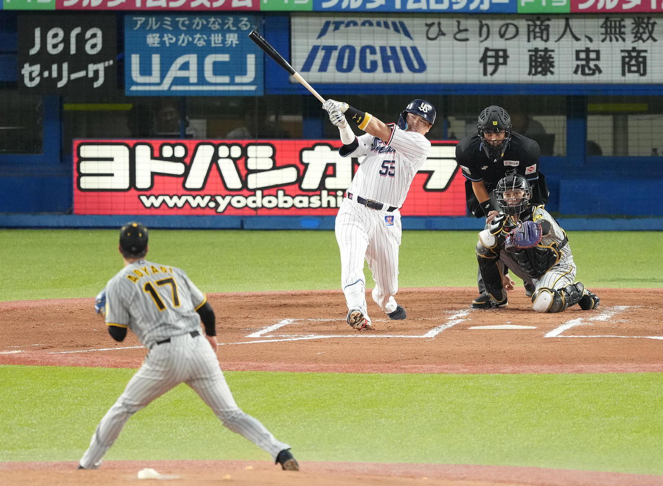 ヤクルト対阪神　1回裏ヤクルト2死二塁、先制の右越え2点本塁打を放つ村上。投手青柳（撮影・鈴木みどり）