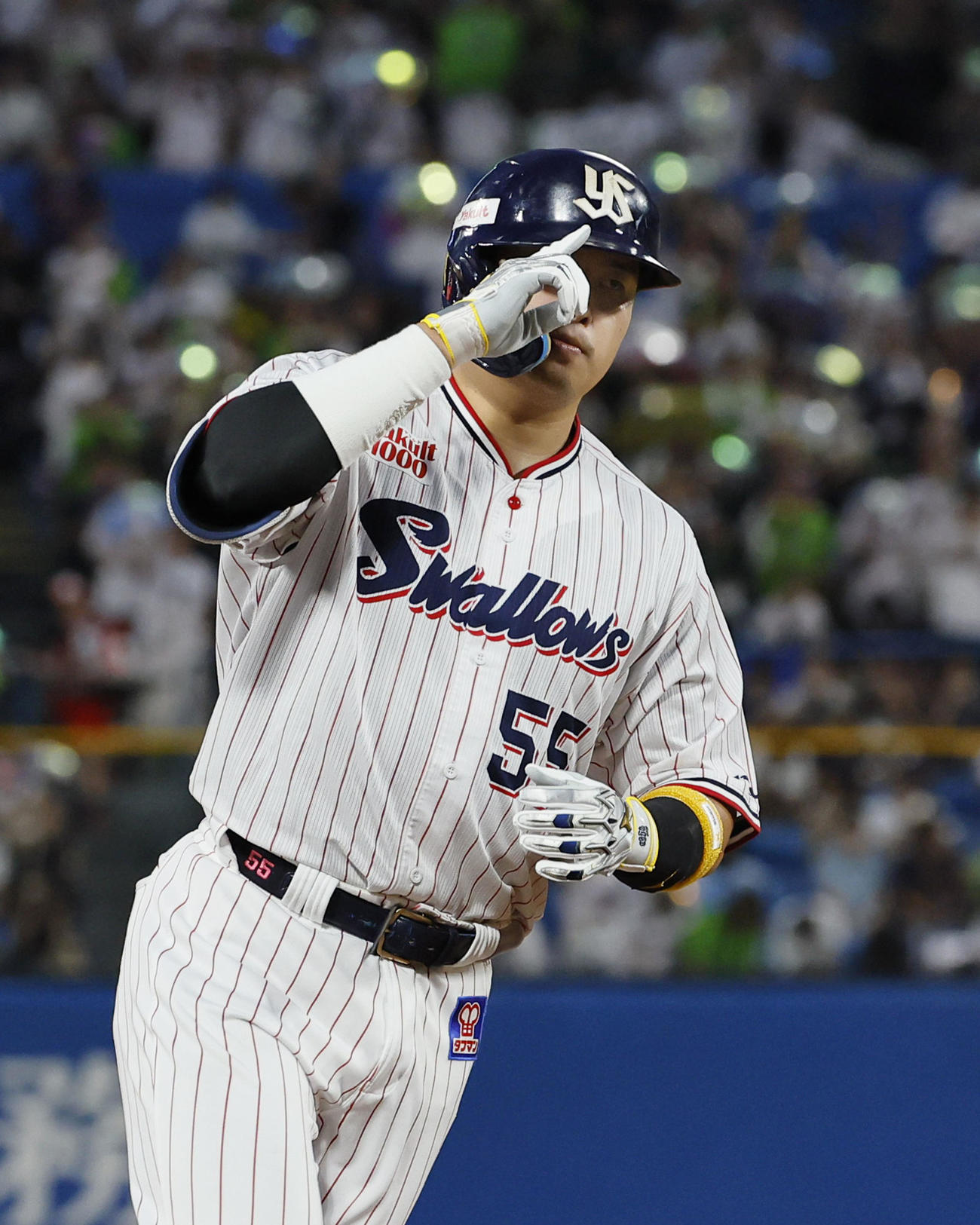 ヤクルト対阪神　1回裏ヤクルト2死二塁、先制2点本塁打を放ち三塁を回る村上（撮影・藤尾明華）