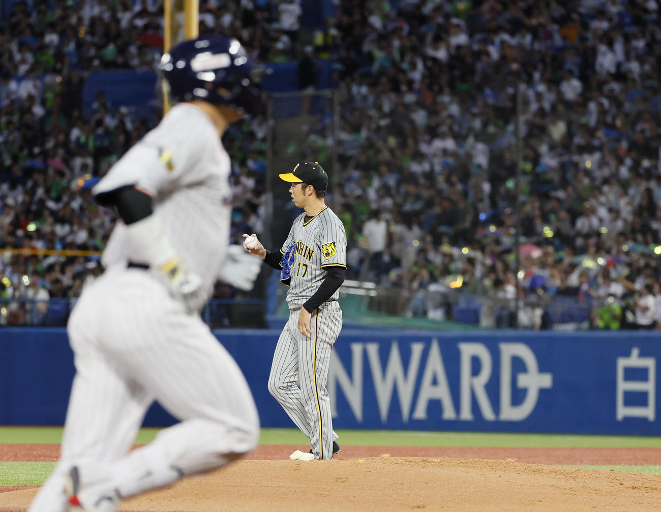 ヤクルト対阪神　1回裏ヤクルト2死二塁、村上（左）に先制2点本塁打を浴びた阪神青柳（撮影・藤尾明華）
