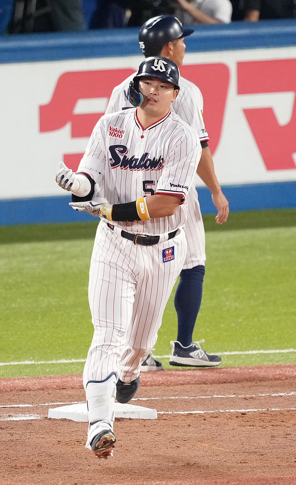 ヤクルト対阪神　1回裏ヤクルト2死二塁、先制の右越え2点本塁打を放ちダイヤモンドをまわる村上（撮影・鈴木みどり）