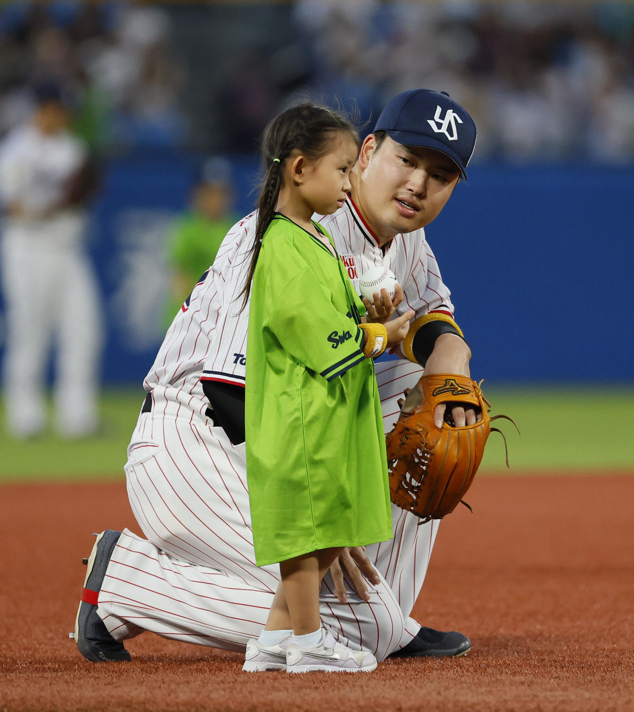 ヤクルト対阪神　子どもと話しをするヤクルト村上（撮影・藤尾明華）