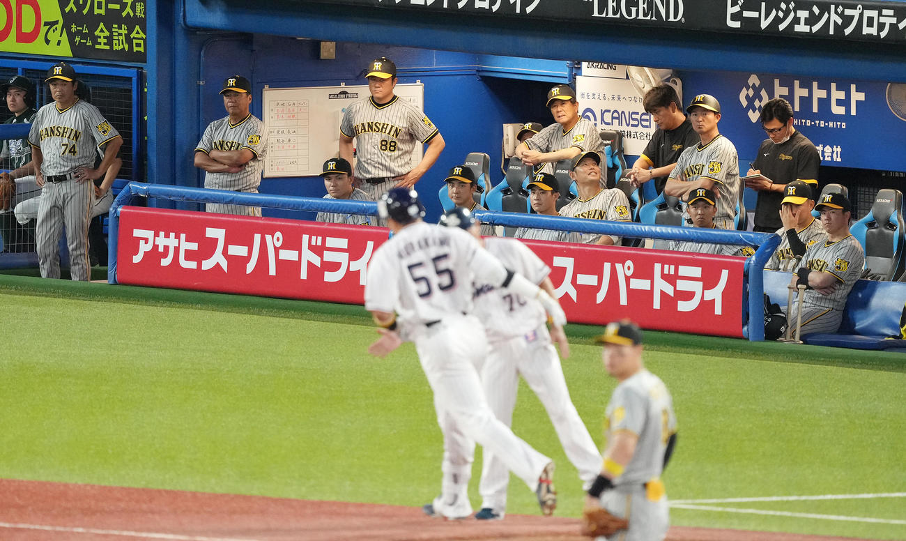 ヤクルト対阪神　1回裏ヤクルト2死二塁、村上に先制の右越え2点本塁打を浴び、静まり返る阪神ベンチ（撮影・鈴木みどり）