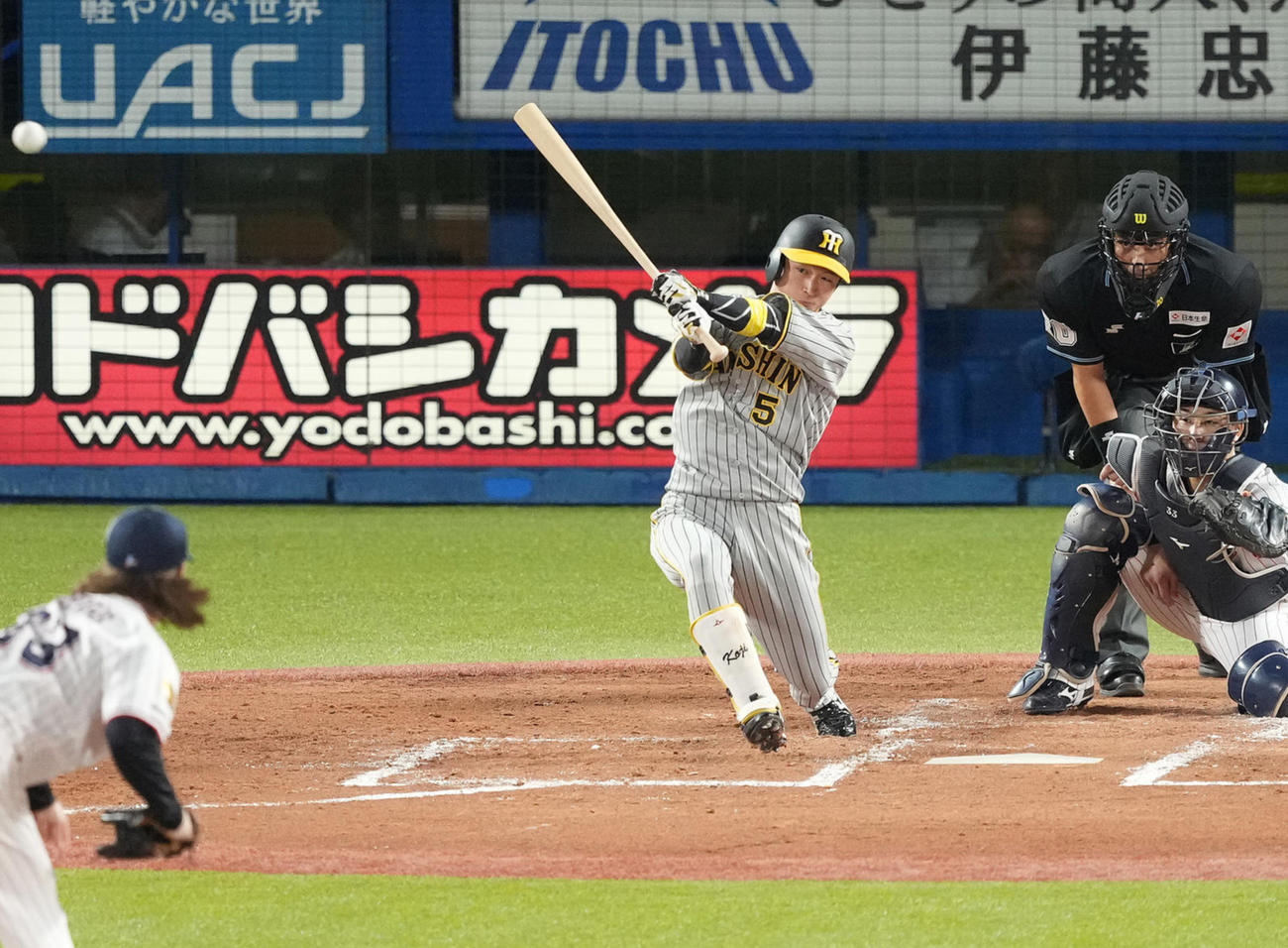 ヤクルト対阪神　3回表阪神2死二塁、右前適時打を放つ近本（撮影・鈴木みどり）