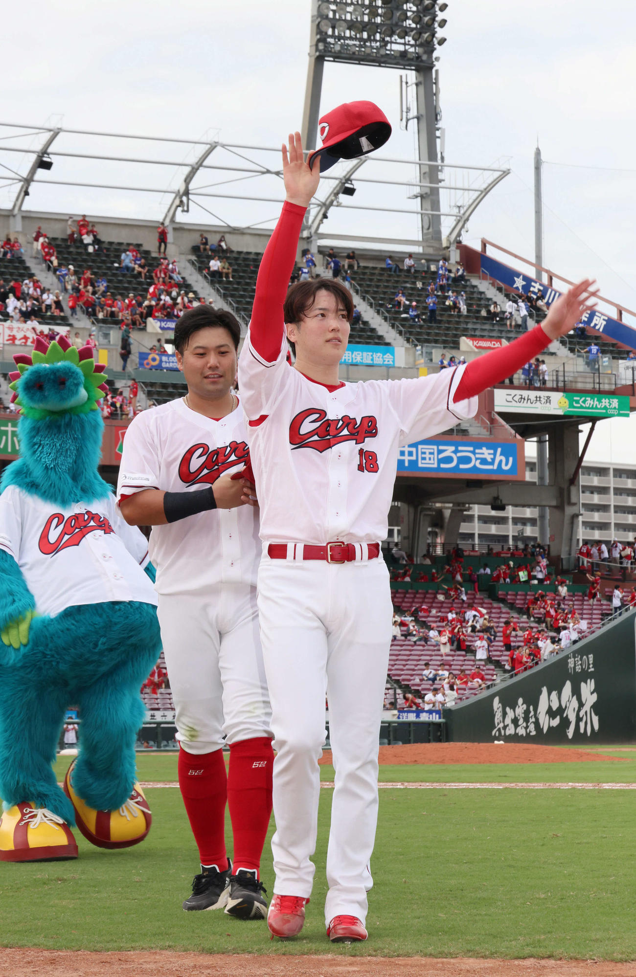 広島対中日　ファンの声援に応える森下（中央）と末包（撮影・加藤孝規）