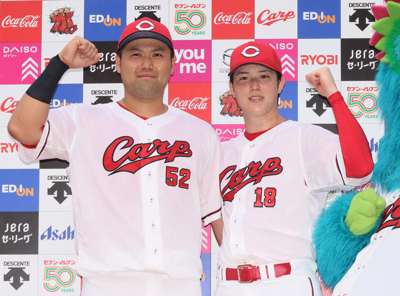 広島対中日　お立ち台でポーズを決める末包（左）と森下（撮影・加藤孝規）
