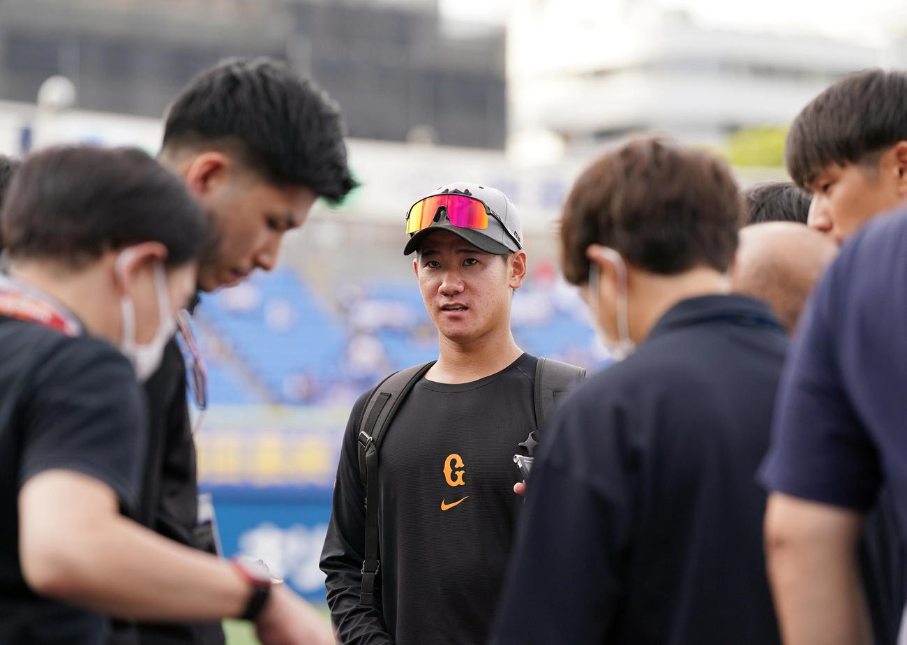 DeNA対巨人　試合前の練習を終え、記者に対応する井上（撮影・狩俣裕三）