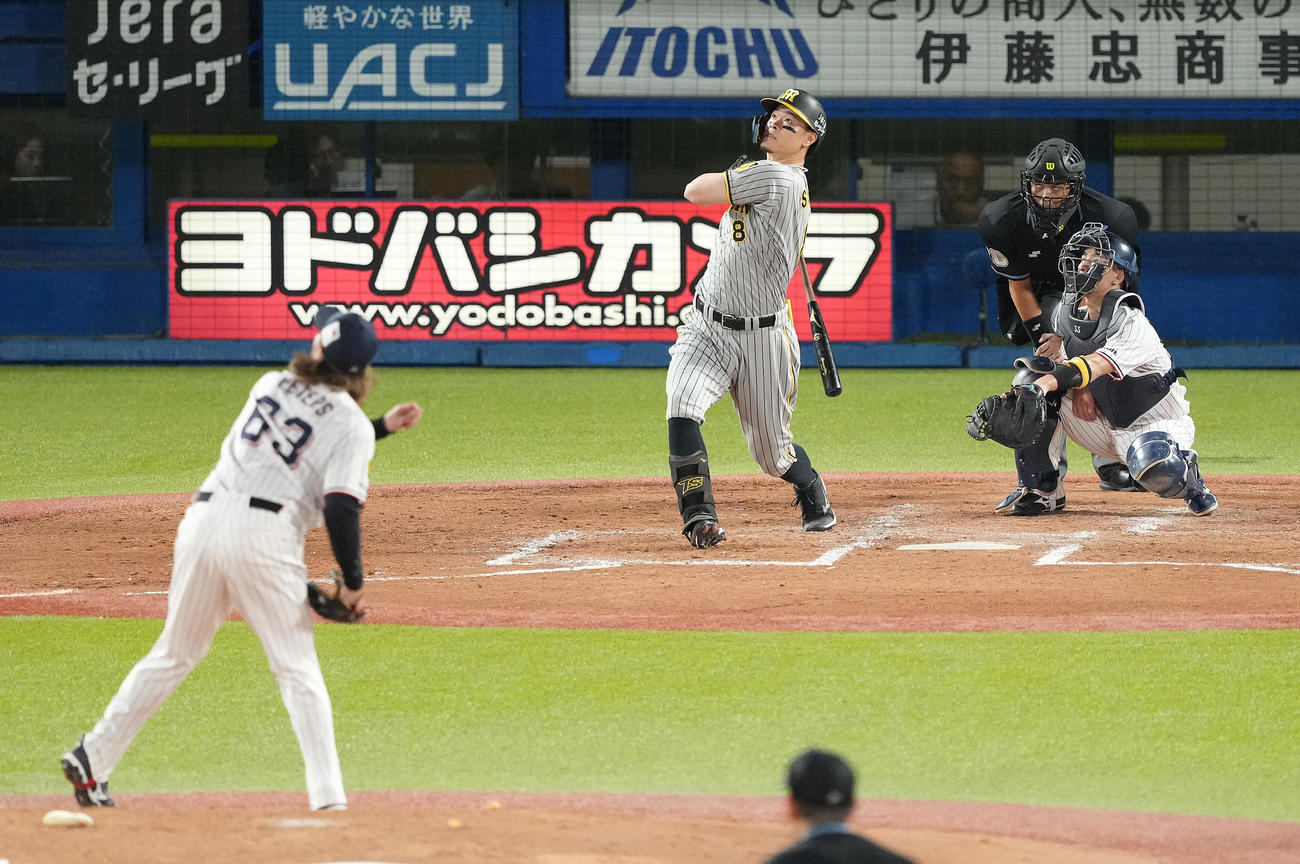ヤクルト対阪神　3回表阪神2死一、三塁、右越え3点本塁打を放つ佐藤輝。投手ピーターズ（撮影・鈴木みどり）