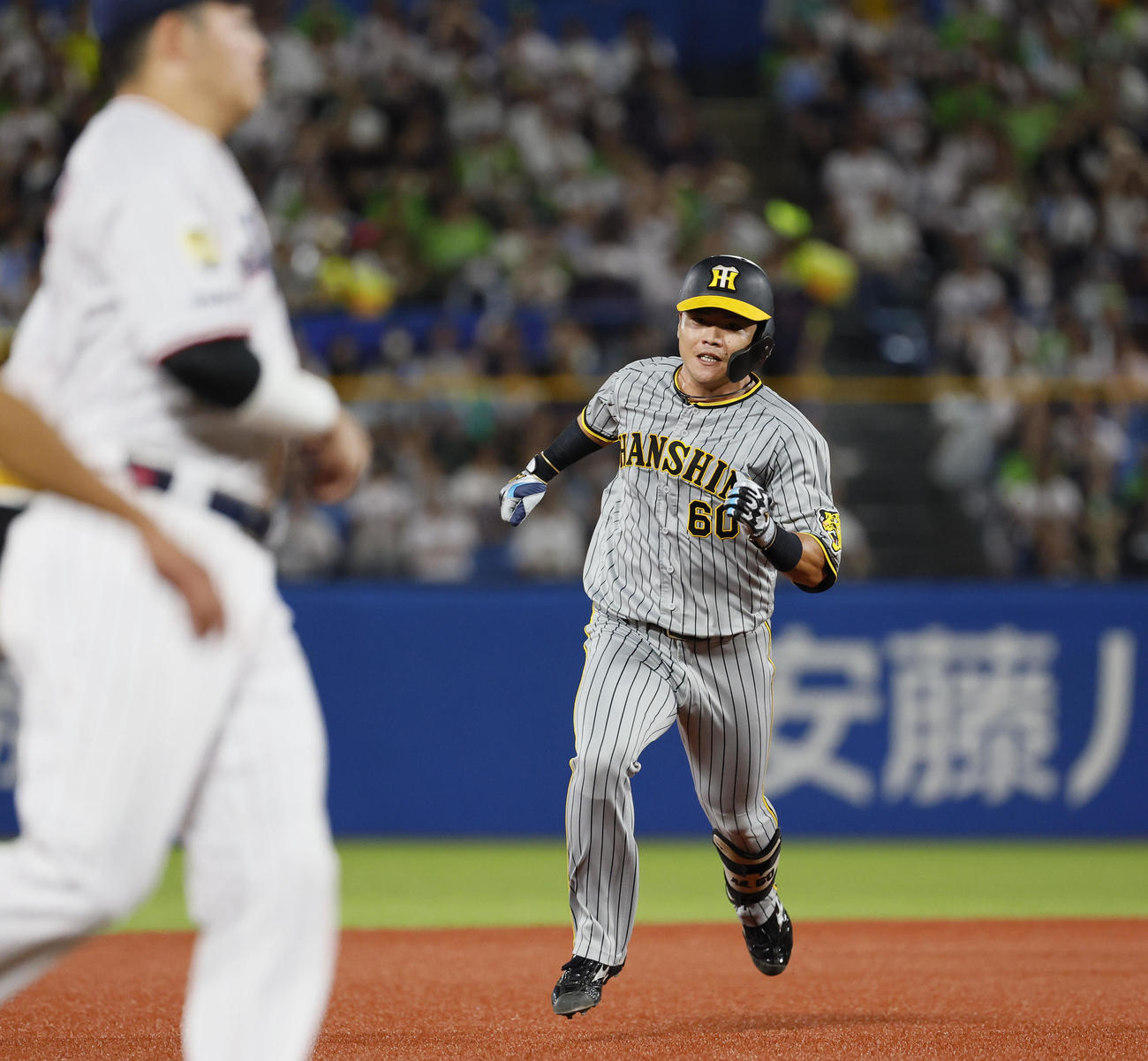 ヤクルト対阪神　3回表阪神2死一塁、右翼線に2点適時三塁打を放ち二塁を回る小野寺（撮影・藤尾明華）
