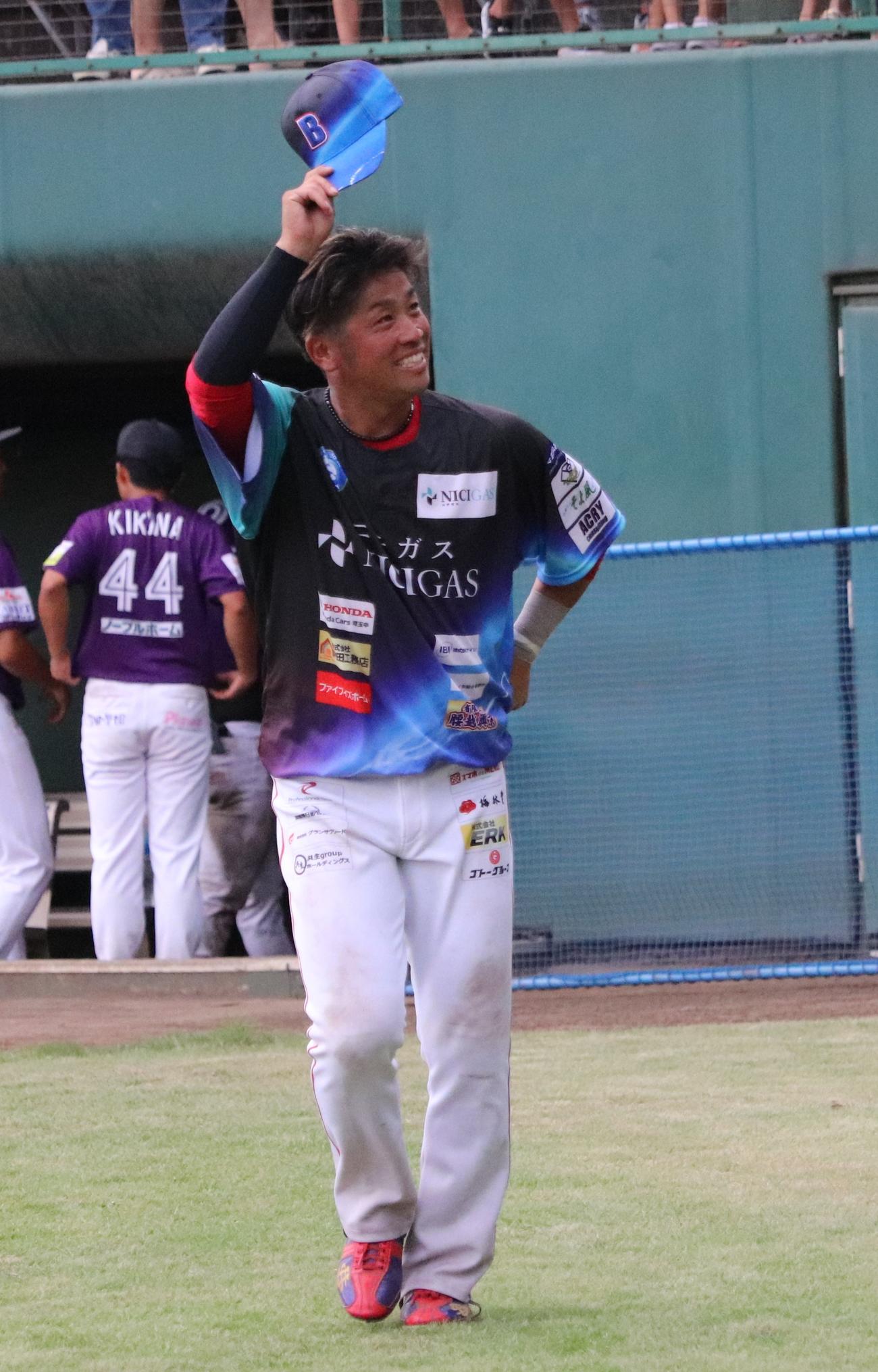 試合後、スタンドのファンの声援に応えるBC・埼玉の清田（撮影・古川真弥）