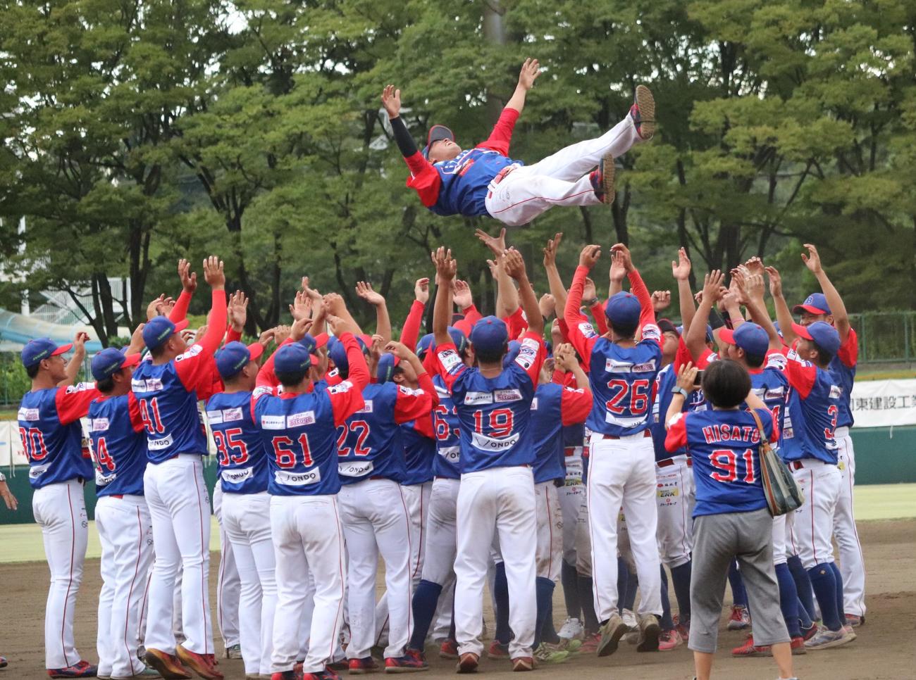 試合後、チームメートたちに胴上げされるBC・埼玉の清田（撮影・古川真弥）