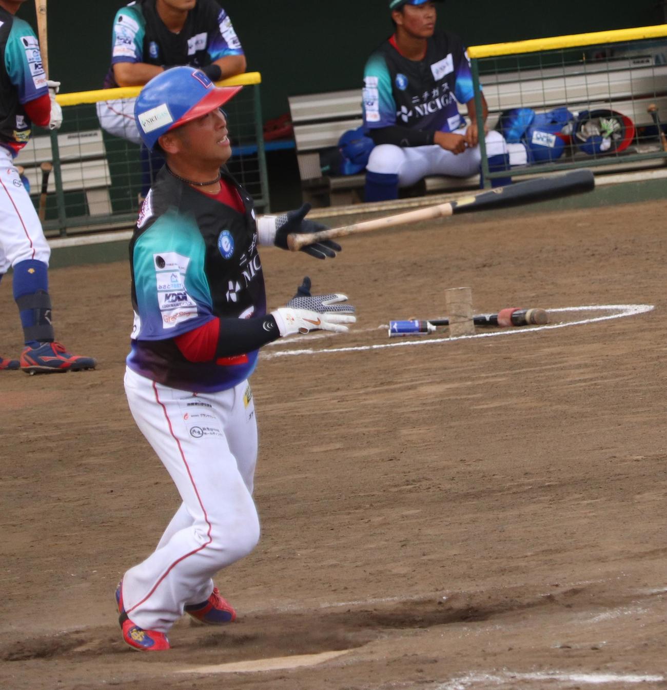 埼玉対茨城　3回裏埼玉無死走者なし、中前打を放つ清田（撮影・古川真弥）