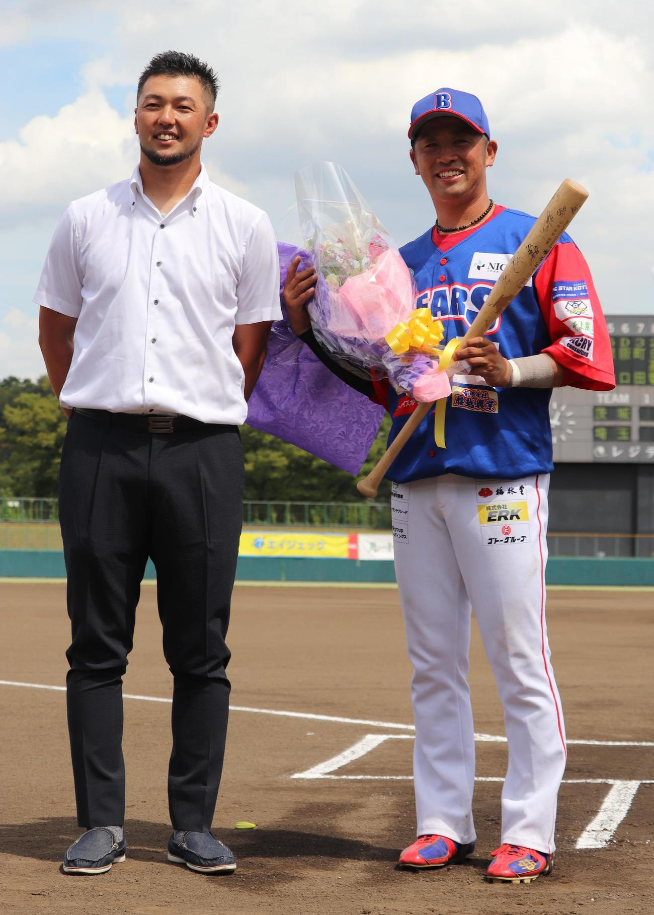BC埼玉の清田（右）の引退セレモニーに駆けつけた元ロッテ内氏（撮影・古川真弥）
