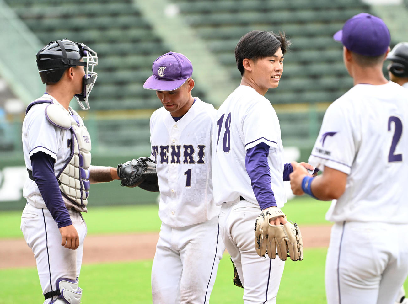 甲南大対天理大　甲南大に完封勝利し笑顔を見せる本間悠貴（左から3人目）（撮影・石井愛子）