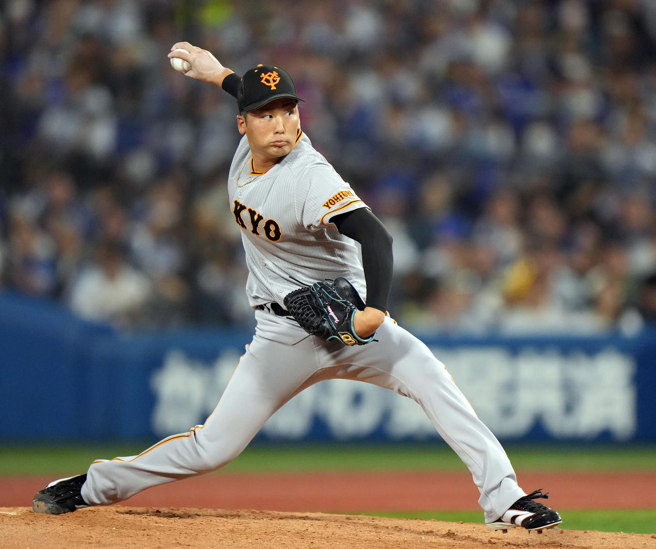DeNA対巨人　5回裏から登板する巨人3番手の船迫（撮影・狩俣裕三）