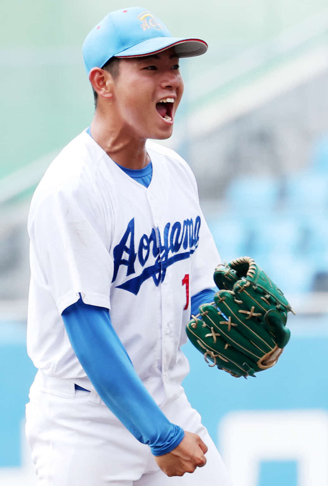 青学大対中大　完投勝利し雄たけびを上げる青学大・下村（撮影・鈴木正人）