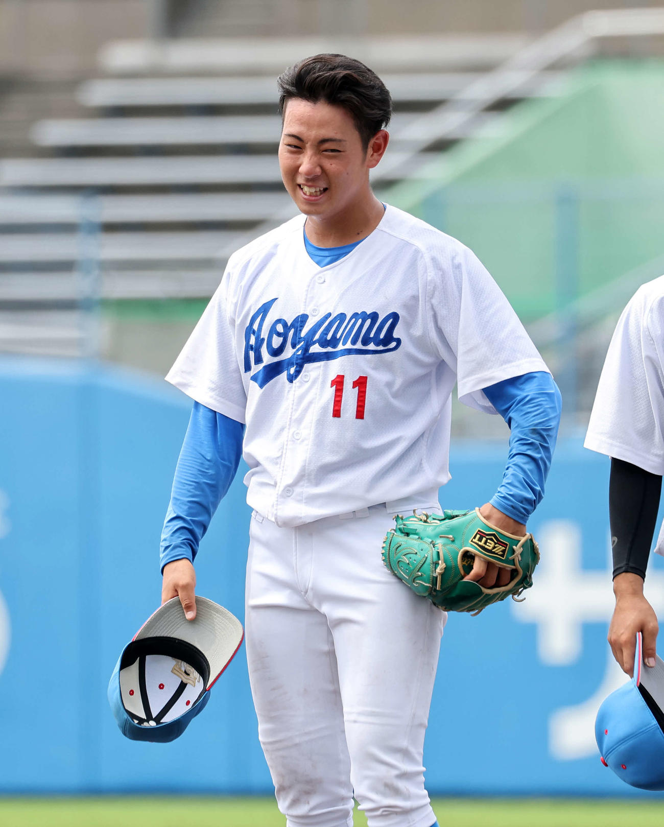 青学大対中大　完投勝利し笑顔を見せる青学大・下村（撮影・鈴木正人）