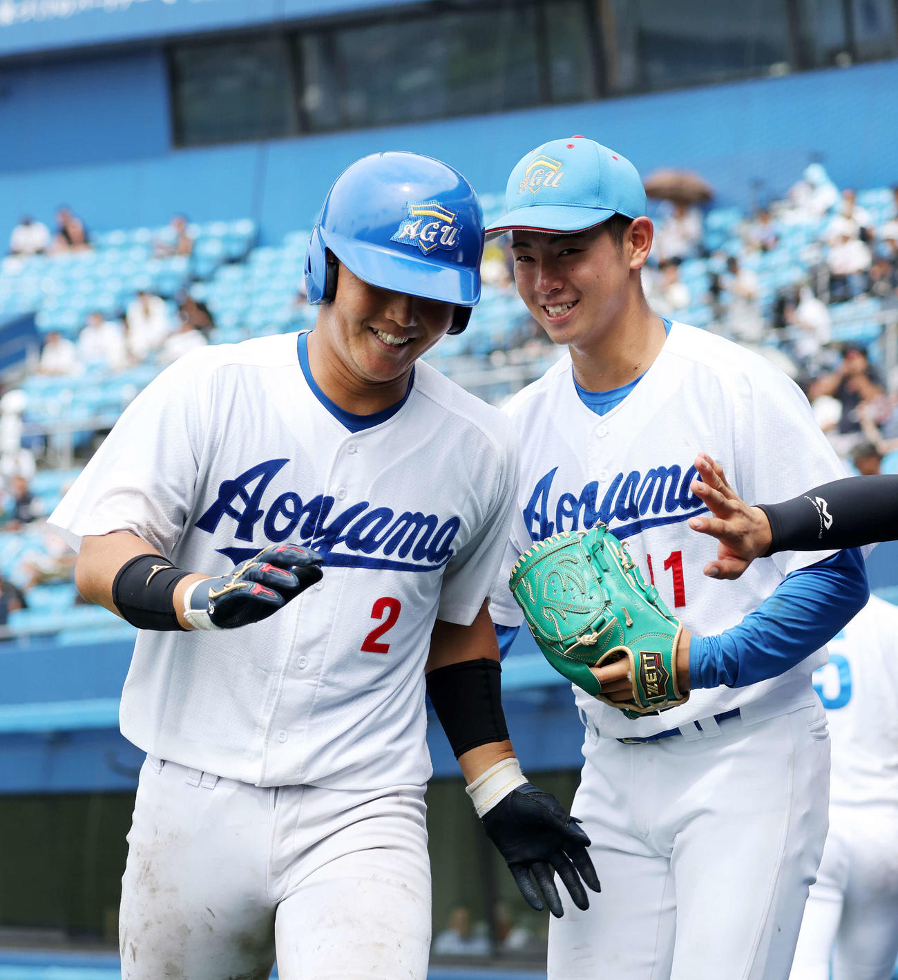 青学大対中大　4回表青学大1死、渡部（左）の左越えソロ本塁打を笑顔で迎える下村（撮影・鈴木正人）